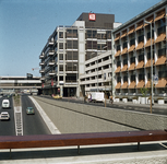 119467 Gezicht op de Rijnkade te Utrecht, vanaf het Moreelseviaduct, met links de Catharijnebaan, rechts een gedeelte ...